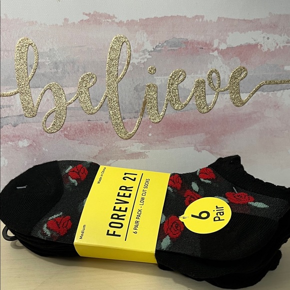 Forever 21 Accessories - NWT: Forever 21 Roses Design